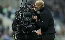HLV Guardiola nổi giận đòi 'ăn thua đủ' với cameraman
