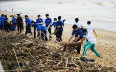 Cả ngàn người dọn rác ngập trên bãi biển Nha Trang sau lũ