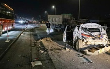 Ô tô con biến dạng sau vụ 5 xe tông liên hoàn, 2 người nhập viện