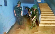 Xã Hòa Thịnh gượng dậy sau lũ, dân quân chung tay dọn dẹp nhà cửa, trường lớp