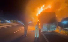 Xe giường nằm bốc cháy dữ dội khi đang chạy trên cao tốc TP.HCM - Trung Lương