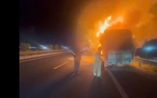 Xe giường nằm bốc cháy dữ dội khi đang chạy trên cao tốc TP.HCM - Trung Lương