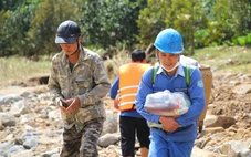 1 thôn ở Khánh Hòa bị sạt lở cô lập nhiều ngày, phải gùi thực phẩm lội bộ tiếp tế