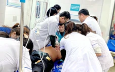 Bệnh nhân chưa kịp khám bệnh thì ngưng tim, cả chục y bác sĩ xúm vào giành lại sự sống