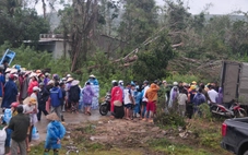 Người dân ven sông Kỳ Lộ nối hàng dài nhận hàng cứu trợ