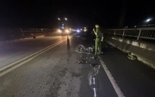 Người đàn ông nằm chết ven đường nghi bị xe cán chết rồi bỏ trốn ở Đồng Tháp