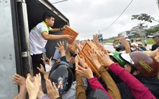 Người dân vùng lũ Phú Yên cũ cần chăn ấm, tôn lợp lại mái nhà