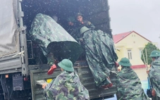 Hai lần giúp dân vượt lũ lớn trong vòng một tháng ở miền Trung của bộ đội