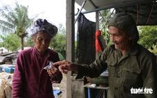 Vợ chồng già sống sót qua trận lũ lịch sử, gượng dậy dựng lại nhà