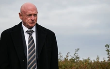 Lầu Năm Góc đòi bắt thượng nghị sĩ trở lại quân đội để truy tố