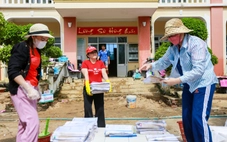 Thầy cô ở Phú Yên cũ dọn đống đổ nát, phơi sách vở, mong ngày học sinh trở lại