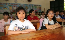 Học sinh vùng rốn lũ Khánh Hòa trở lại trường không đồng phục, không sách vở