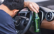 Thuê người lái hộ xe, không ngờ trúng người vừa uống rượu ở ngay bàn bên cạnh