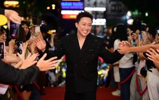 Dàn 'Mưa đỏ', Trấn Thành và hàng trăm nghệ sĩ làm nóng thảm đỏ bế mạc Liên hoan phim Việt Nam