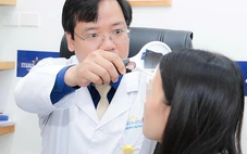 Xài mỹ phẩm 'nước ngoài' bạn trai tặng, cô gái hốt hoảng đi viện vì bong tróc da mặt