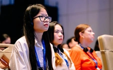 Giám đốc Điều hành WEF: 'Con người không cạnh tranh, nhưng cộng tác với máy móc'