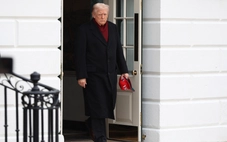 Có thật ông Trump đang gặp khó khăn trong việc đi bộ?