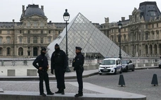 Bắt thêm 4 nghi phạm vụ trộm trang sức 102 triệu USD tại Bảo tàng Louvre