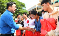 Thành đoàn TP.HCM và báo Tuổi Trẻ trao học bổng, tặng quà học sinh vùng lũ Khánh Hòa