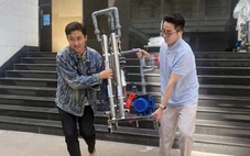 Thầy trò trường đại học ở TP.HCM xuyên đêm làm máy lọc nước tặng bà con vùng lũ