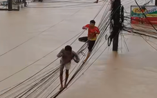 Lũ kinh hoàng ở Thái Lan: Dân đu dây điện thoát thân, chen chúc trên mái nhà chờ cứu