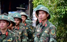 Nhà ngập ngụa bùn sau lũ lịch sử, trung úy quân đội chọn 'dọn nhà dân xong mới về dọn nhà mình'