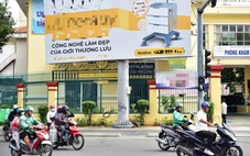 Viện Pasteur TP.HCM 'kêu cứu' vì di tích 134 tuổi chìm trong bảng quảng cáo và rác