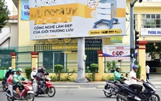 Viện Pasteur TP.HCM 'kêu cứu' vì di tích 134 tuổi chìm trong bảng quảng cáo và rác