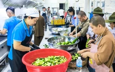 Cận cảnh bếp ăn 'dã chiến' của TP.HCM tại Tuy Hòa mỗi ngày nấu 6.000 suất cơm tiếp sức bà con