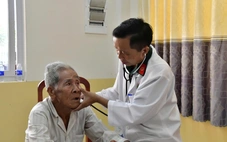 Bệnh viện Quân y 121 khám bệnh, phát thuốc cho gần 300 người dân nghèo ven biển An Giang