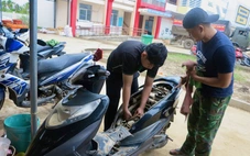 Đội sửa xe từ TP.HCM ra Phú Yên cũ giúp bà con vùng lũ, homestay ‘0 đồng’ cho các đoàn thiện nguyện