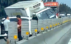 6 ô tô va chạm liên hoàn, cao tốc TP.HCM - Trung Lương ùn ứ giao thông