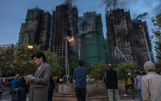 Cháy chung cư Hong Kong: 83 người chết, 3 người bị bắt vì nghi ngộ sát