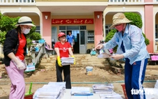 Đi lại khó khăn vẫn tìm đến Tuổi Trẻ ủng hộ đồng bào miền Trung mới thấy 'nhẹ lòng'