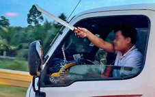 Công an làm việc với tài xế xe tải cầm dao dọa chém người trên cao tốc Trung Lương - Mỹ Thuận