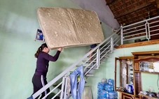 Dân vùng lũ vừa sửa nhà, vừa lo bão số 15