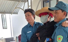 Khám bệnh cho bà con sau lũ, bác sĩ TP.HCM nghẹn lòng, 'mắt đỏ cả lên'