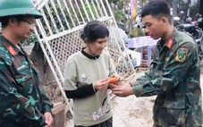 Nhặt được túi vàng 4,5 chỉ trong bùn lũ, tiểu đội trưởng tìm trả lại cho dân