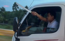 Công an làm việc với tài xế xe tải cầm dao dọa chém người trên cao tốc Trung Lương - Mỹ Thuận