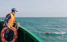 Vùng 5 Hải quân cứu vớt thành công 2 người dân gặp nạn trên biển