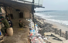 Mũi Né tạm dừng kinh doanh ăn uống tại bờ kè do sóng to, sạt lở