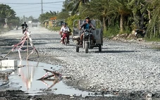 Đấu thầu sửa chữa đường kết nối làng hoa Sa Đéc lởm chởm đá, đầy ổ voi