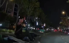 Tài xế xe lôi 'tự chế' đập phá ô tô bị đưa về trụ sở công an làm việc