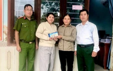 Để quên hơn 1.800 USD lẫn trong quần áo hỗ trợ người dân vùng lũ, người phụ nữ được trả lại