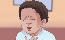 Xem điện thoại trong khi ăn, bé gái 13 tuổi suýt nguy kịch