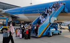 Mở bán vé máy bay Tết: Giá khá 'chát'