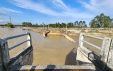 Cầu nối qua phố cổ Hội An bị xé sau lũ lịch sử, Đà Nẵng lệnh xây dựng khẩn cấp