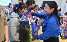 Trung ương Đoàn trao 500 túi an sinh cho sinh viên vùng lũ Khánh Hòa