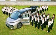 Xe MPV lập kỷ lục chứa được tới 42 người trưởng thành một lúc