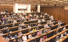 Đào tạo y khoa và luật ở nước phát triển ra sao?